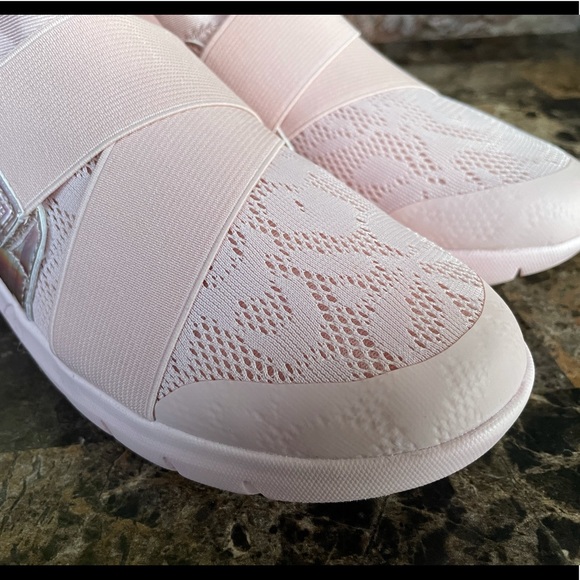 NEW Baretraps Girls' Sloane Athletic Sneakers - Picture 13 of 16